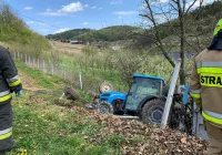 Mężczyzna przygnieciony przez ciągnik. Na miejsce wezwano LPR - zdjęcie główne