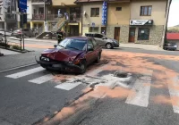 Zderzenie dwóch samochodów na skrzyżowaniu - zdjęcie główne