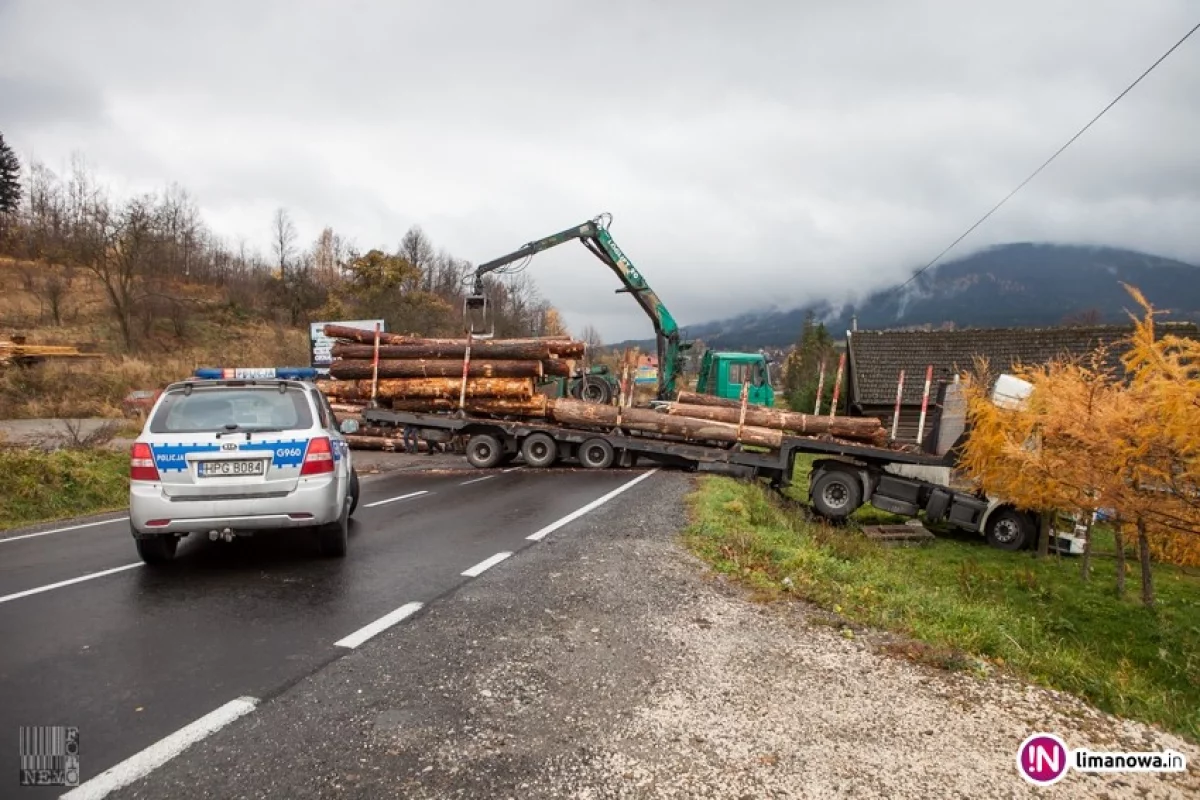 Ciężarówka z drewnem zablokowała 'krajówkę' (wideo)
