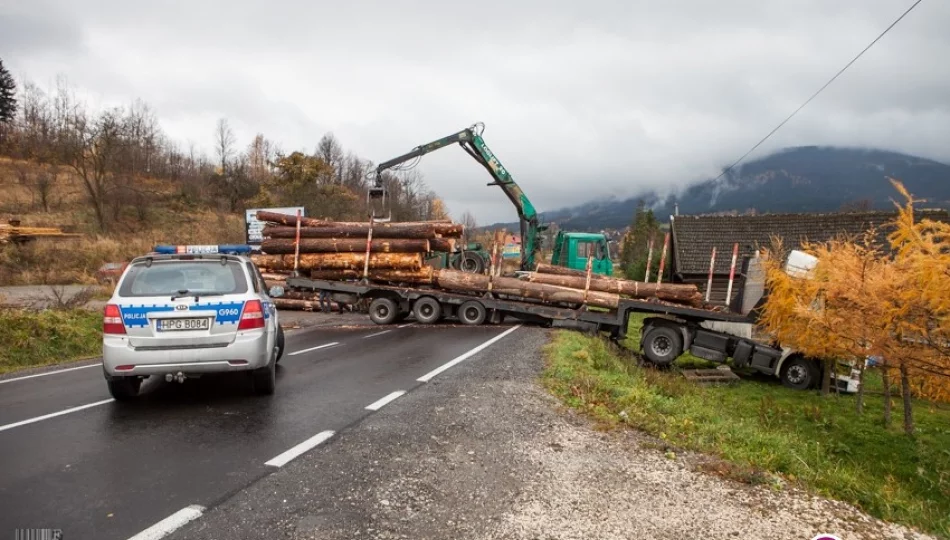 Ciężarówka z drewnem zablokowała 'krajówkę' (wideo) - zdjęcie 1