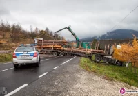 Ciężarówka z drewnem zablokowała 'krajówkę' (wideo) - zdjęcie główne