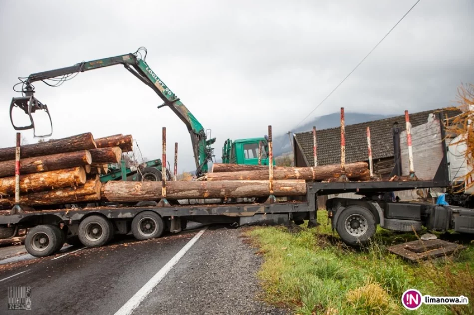 Ciężarówka z drewnem zablokowała 'krajówkę' (wideo) - zdjęcie 2