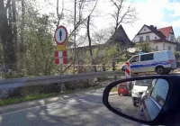 Robotnicy wykopali niewybuchy przy drodze wojewódzkiej - zdjęcie główne