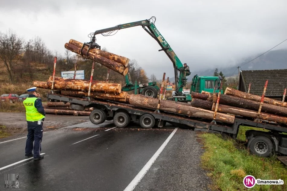 Ciężarówka z drewnem zablokowała 'krajówkę' (wideo) - zdjęcie 4