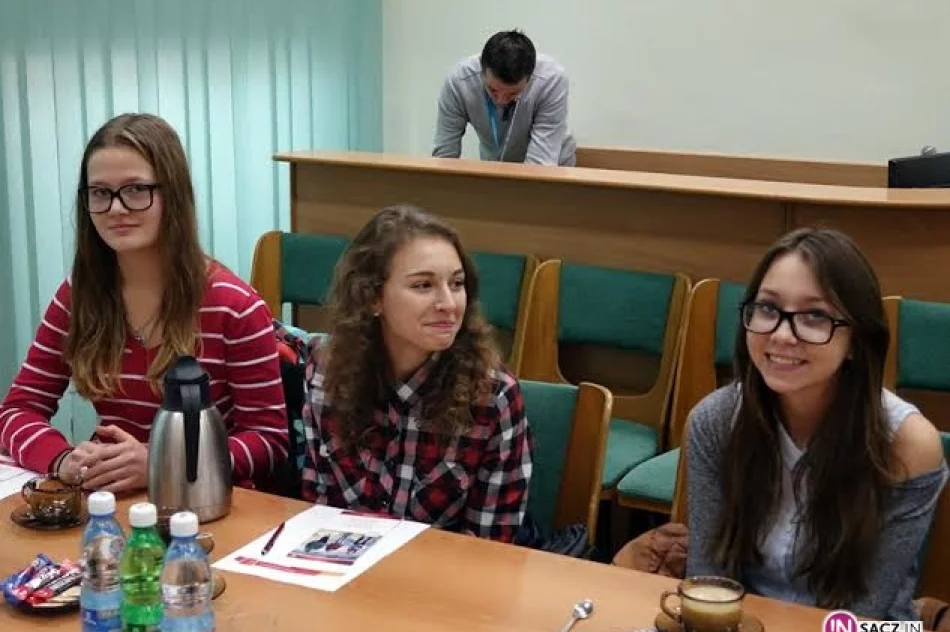 Licealiści zwiedzali Starostwo - zdjęcie 3