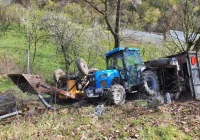 70-letnia kobieta kierowała jednym ciągnikiem, 41-latek drugim. Policja wyjaśnia okoliczności wypadku - zdjęcie główne