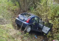 W Łazach Biegonickich samochód wypadł z drogi - zdjęcie główne