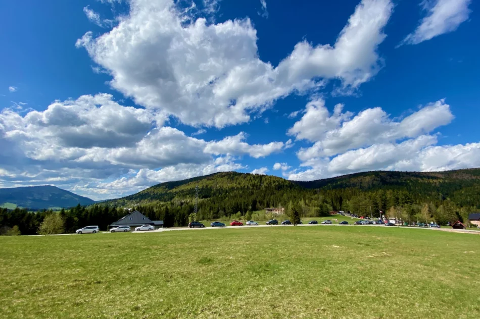 Wieża widokowa na Mogielicy została zamknięta. Dużo turystów na szlakach - zdjęcie 17