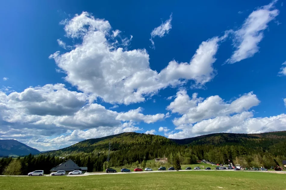Wieża widokowa na Mogielicy została zamknięta. Dużo turystów na szlakach - zdjęcie 18