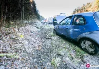 Dachowanie samochodu - na drodze lodowisko - zdjęcie główne