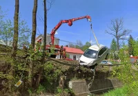 Samochód wpadł do koryta potoku. Jedna osoba poszkodowana - zdjęcie główne