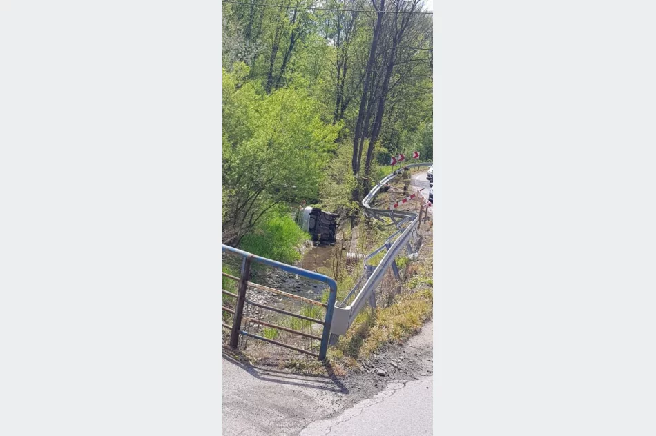 Samochód wpadł do koryta potoku. Jedna osoba poszkodowana - zdjęcie 2