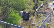 Samochód wpadł do koryta potoku. Jedna osoba poszkodowana - zdjęcie 2