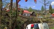 Samochód wpadł do koryta potoku. Jedna osoba poszkodowana - zdjęcie 3