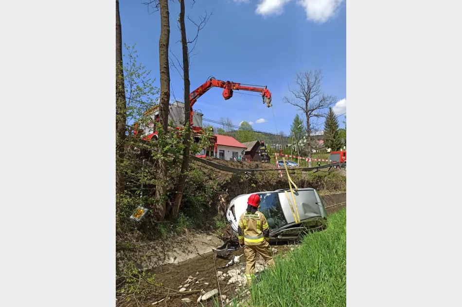Samochód wpadł do koryta potoku. Jedna osoba poszkodowana - zdjęcie 3