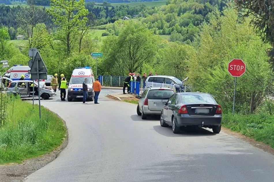 Zderzenie trzech samochodów na skrzyżowaniu - zdjęcie 2