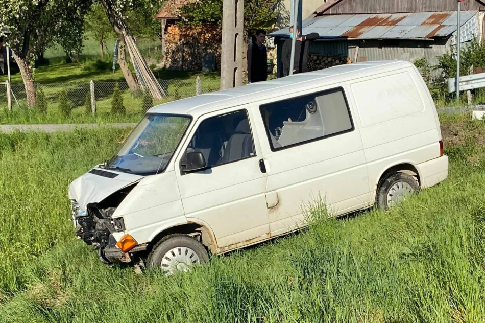 Zderzenie Peugeota i dostawczego Volkswagena - zdjęcie 2