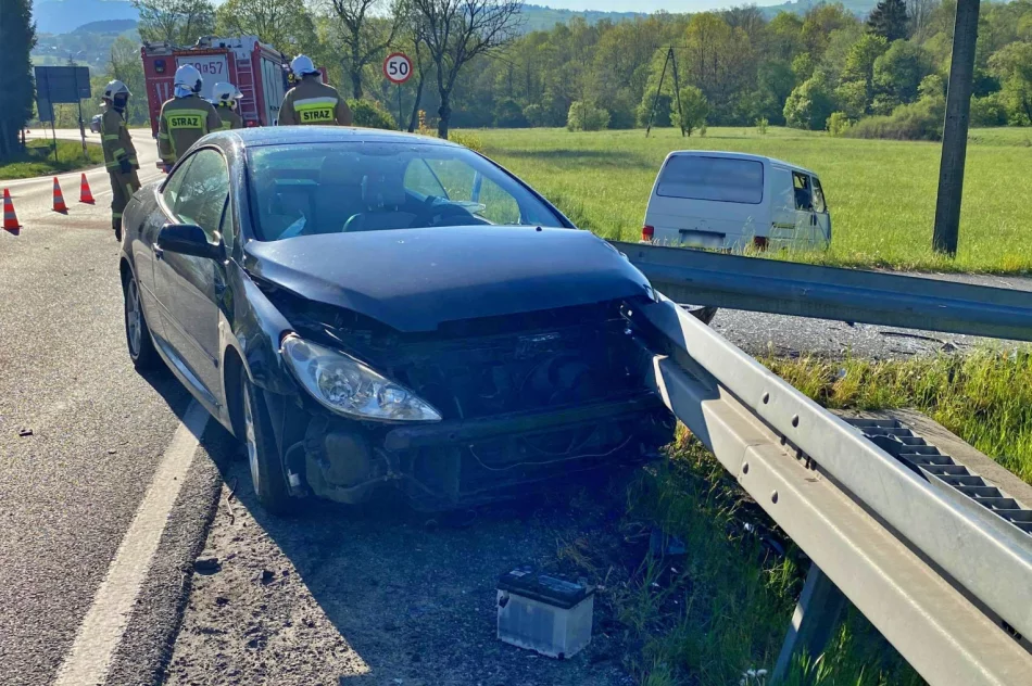 Zderzenie Peugeota i dostawczego Volkswagena - zdjęcie 3