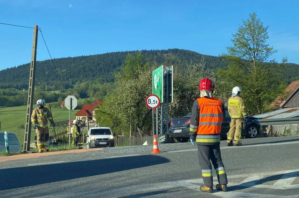 Zderzenie Peugeota i dostawczego Volkswagena - zdjęcie 4