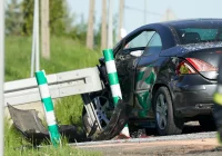 Zderzenie Peugeota i dostawczego Volkswagena - zdjęcie główne
