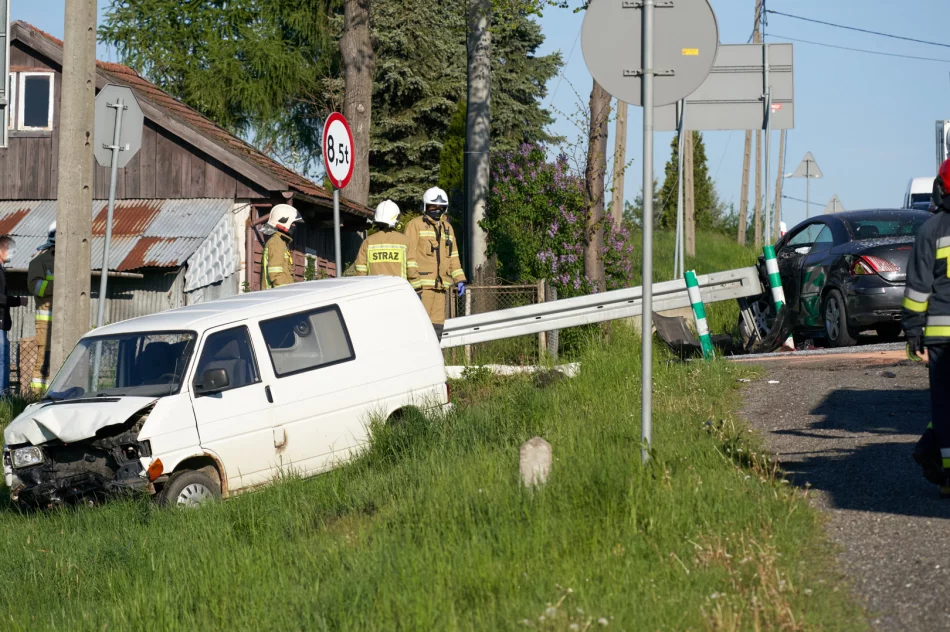 Zderzenie Peugeota i dostawczego Volkswagena - zdjęcie 5