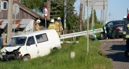 Zderzenie Peugeota i dostawczego Volkswagena - zdjęcie 5