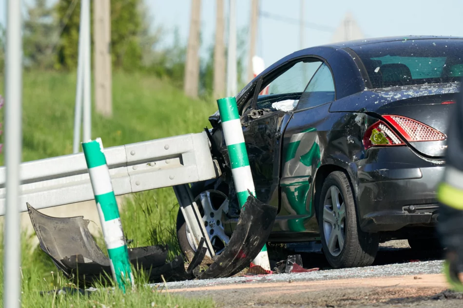 Zderzenie Peugeota i dostawczego Volkswagena - zdjęcie 6