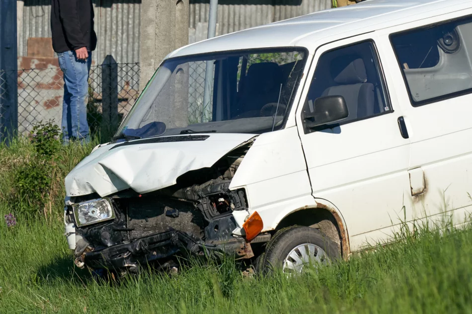 Zderzenie Peugeota i dostawczego Volkswagena - zdjęcie 7