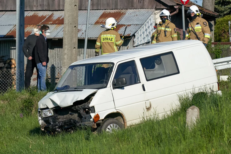 Zderzenie Peugeota i dostawczego Volkswagena - zdjęcie 8