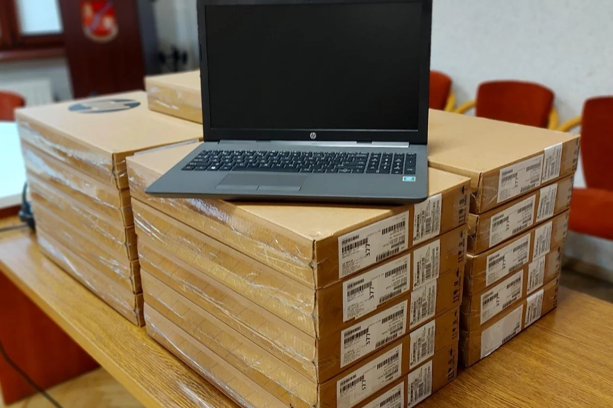 Pierwsze laptopy do zdalnego nauczania trafiły do gminnych uczniów i nauczycieli