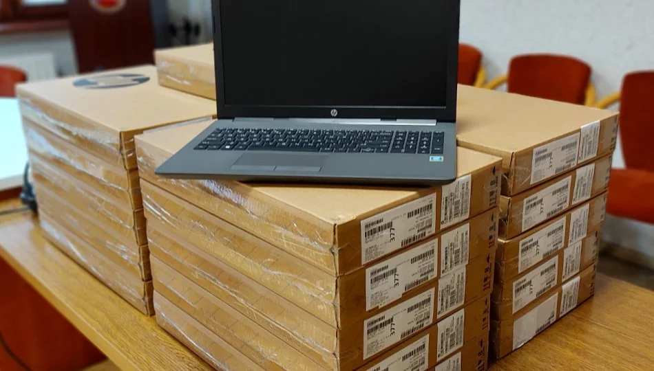 Pierwsze laptopy do zdalnego nauczania trafiły do gminnych uczniów i nauczycieli - zdjęcie 1