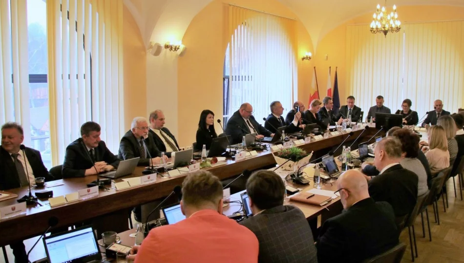 Dziś XII sesja Rady Powiatu Limanowskiego - zdjęcie 1