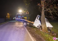 Samochód uderzył w drzewo - pieszy miał prawie 3,4 promila - zdjęcie główne