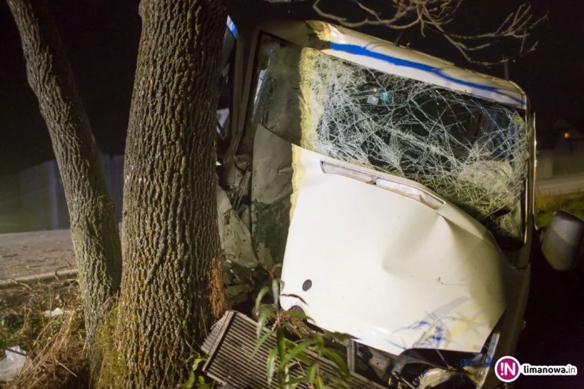 Laweta uderzyła w drzewo, kierowca chciał ominąć pijanego pieszego (video)