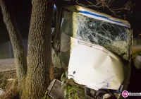 Laweta uderzyła w drzewo, kierowca chciał ominąć pijanego pieszego (video) - zdjęcie główne