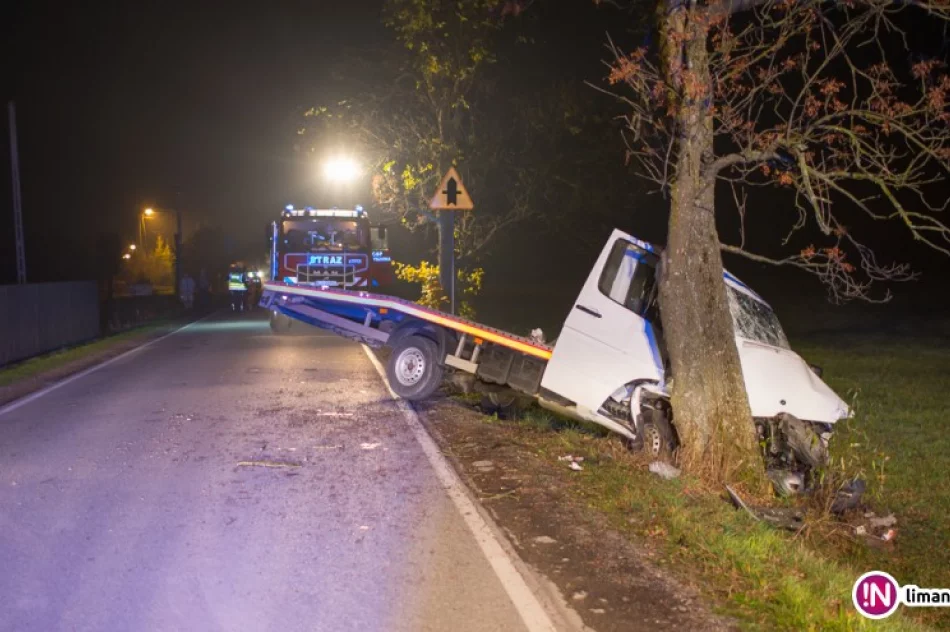 Laweta uderzyła w drzewo, kierowca chciał ominąć pijanego pieszego (video) - zdjęcie 2