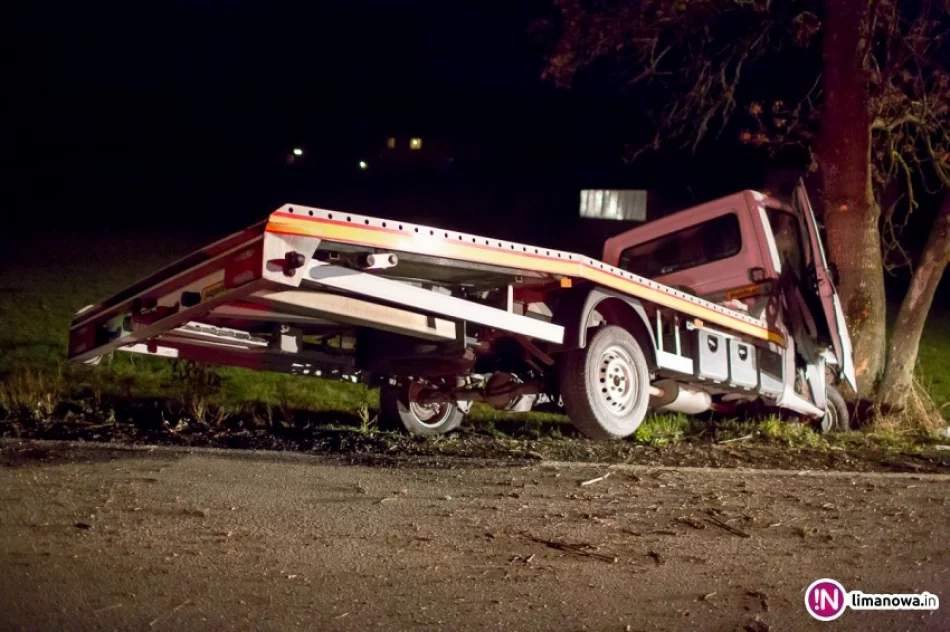 Laweta uderzyła w drzewo, kierowca chciał ominąć pijanego pieszego (video) - zdjęcie 3