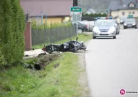 Motocyklista uderzył w betonowy przepust (video) - zdjęcie główne