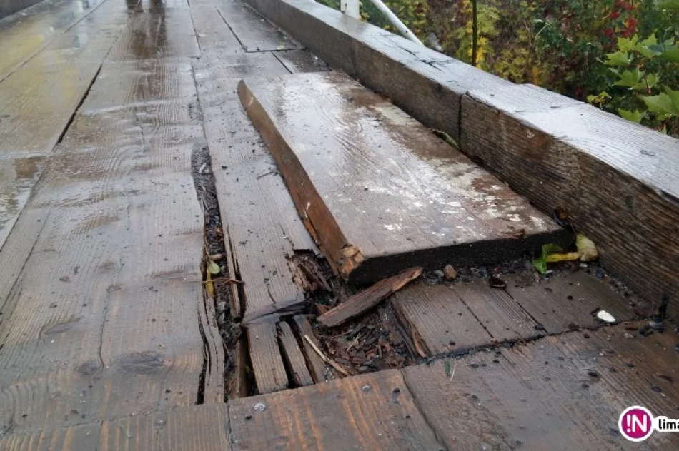 'Łata' na kładce. Piesi muszą być ostrożni - zdjęcie 2