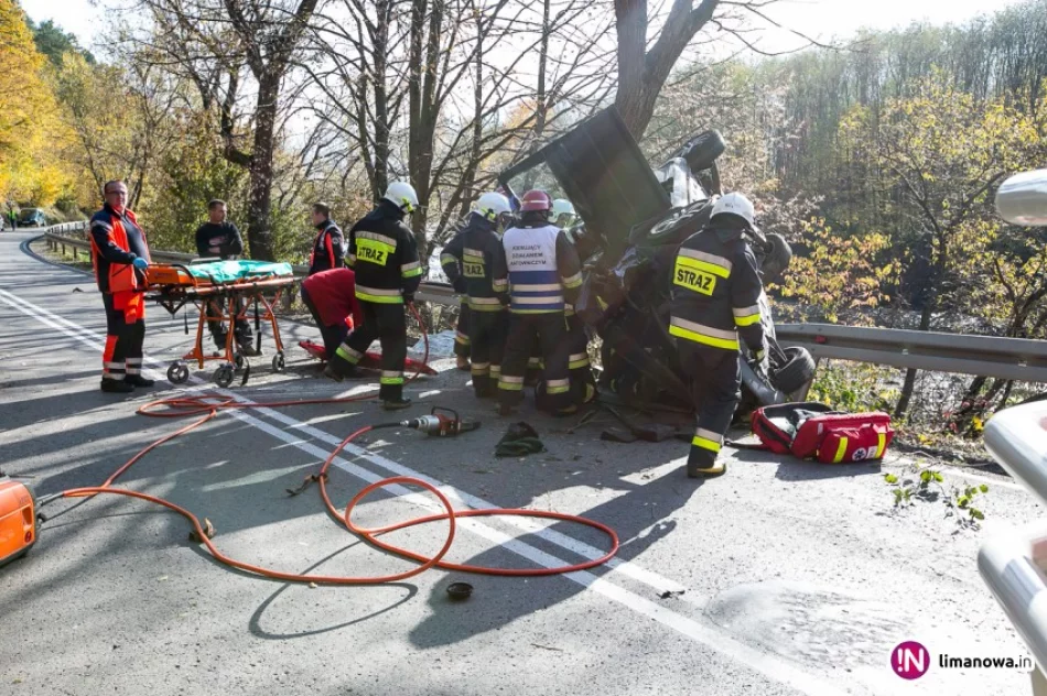 Dachowanie auta. Strażacy wydobywali kierowcę (wideo) - zdjęcie 2