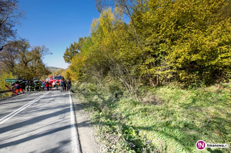 Dachowanie auta. Strażacy wydobywali kierowcę (wideo) - zdjęcie 4