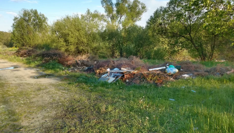 Dzikie wysypisko śmieci powstało nad rzeką - zdjęcie 1
