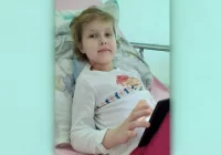 8-letnia Lenka nie poddaje się w walce z ostrą białaczką limfoblastyczną - zdjęcie główne