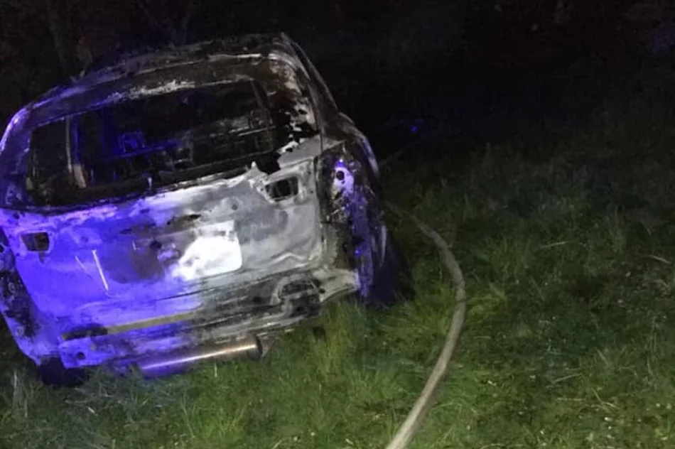 Doszczętnie spłonęła wiata i zaparkowany w niej samochód - zdjęcie 2