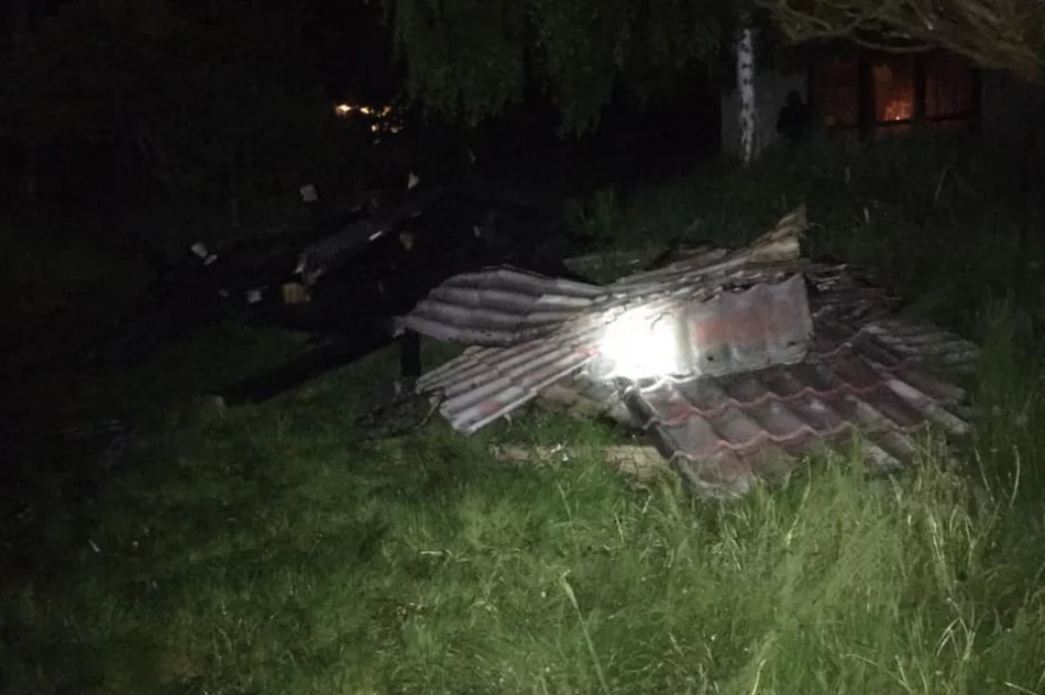 Doszczętnie spłonęła wiata i zaparkowany w niej samochód - zdjęcie 3