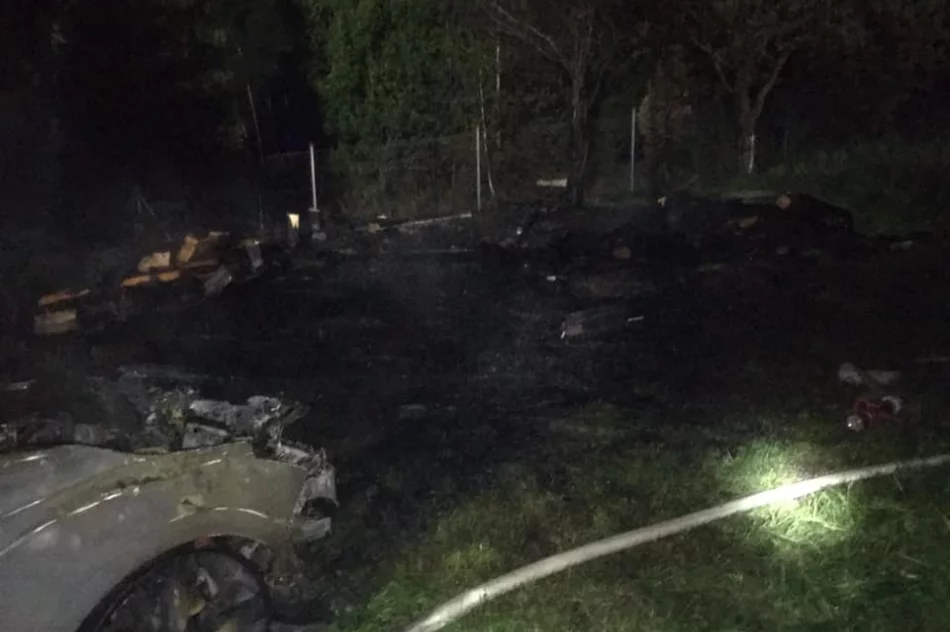 Doszczętnie spłonęła wiata i zaparkowany w niej samochód - zdjęcie 4
