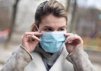 Rzecznik MZ: zakaz noszenia przyłbic czy szalików - od soboty - zdjęcie główne