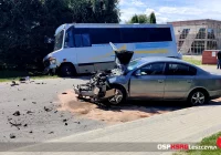 Groźnie wyglądające zderzenie z kursowym autobusem. Jedna osoba trafiła do szpitala - zdjęcie główne