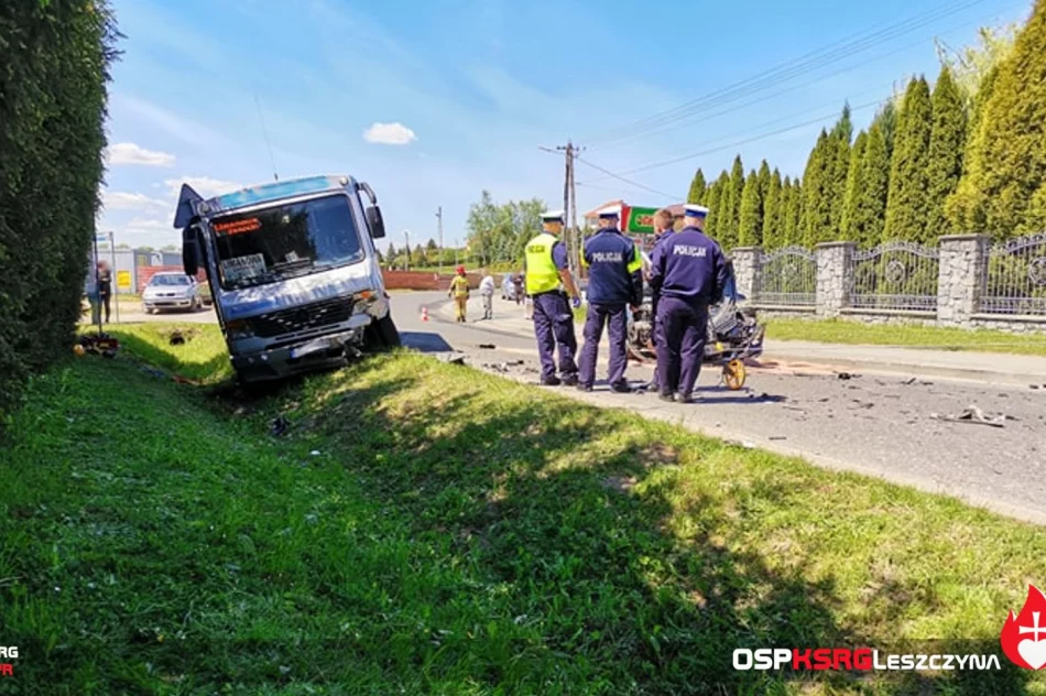 Groźnie wyglądające zderzenie z kursowym autobusem. Jedna osoba trafiła do szpitala - zdjęcie 2
