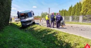 Groźnie wyglądające zderzenie z kursowym autobusem. Jedna osoba trafiła do szpitala - zdjęcie 2